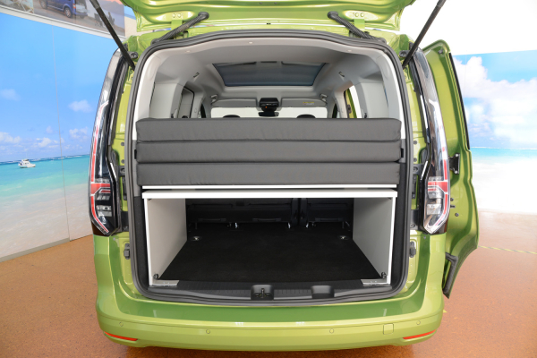 VanEssa Schlafsystem Doppelbett VW Caddy 5 Ford Tourneo Connect 3 Packzustand im Fahrzeug